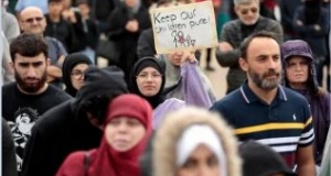 المسلمون في مدينة ديربورن – ميشيغان يقفون وقفة حزم لحماية أطفالهم     (الإسلام مقابل أجندة الشذوذ العلمانية)